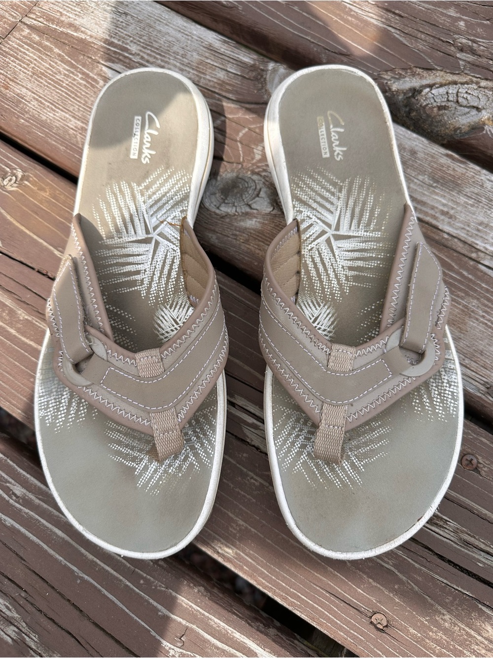 Clarks Women's Tan Thong Sandals sz 9